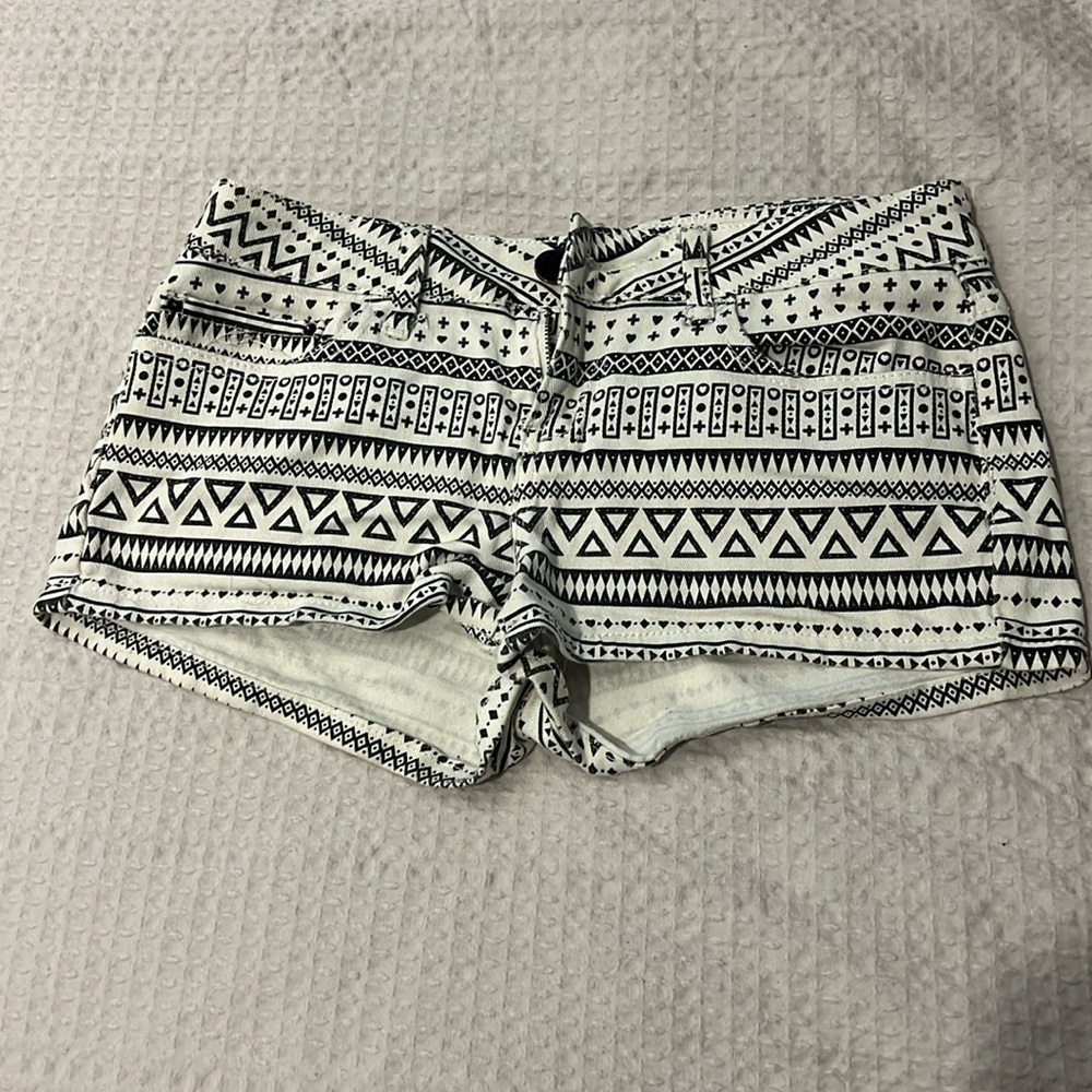 Unique patterned booty lifting shorts in soft denim. Size 7